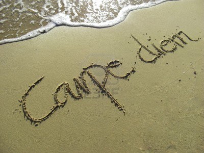 8241999-carpe-diem-escrito-en-la-arena-con-wave