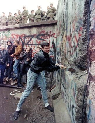 141104-berlin-wall-neely-cover_797841cef809c14ad288e65a8e007628